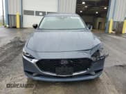✅ 2023 Mazda 3 S Carbon Edition • VIN: 3MZBPACM2PM372680 • Lot: 58970395. Wystawiony na Copart z przebiegiem 28 146 mil. Bezpłatny archiwum sprzedaży aukcyjnych z USA i szczegółowy raport historii pojazdu na DreamBid. Zdjęcie 5.
