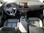 ✅ 2024 Audi Q5 S line Premium • VIN: WA1GAAFY0R2004298 • Lot: 62685395. Wystawiony na Copart z przebiegiem 28 326 mil. Bezpłatny archiwum sprzedaży aukcyjnych z USA i szczegółowy raport historii pojazdu na DreamBid. Zdjęcie 8.