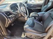 ✅ 2019 Jeep Cherokee Latitude Plus • VIN: 1C4PJLLB6KD296180 • Lot: 61436725. Wystawiony na Copart z przebiegiem 96 738 mil. Bezpłatny archiwum sprzedaży aukcyjnych z USA i szczegółowy raport historii pojazdu na DreamBid. Zdjęcie 7.