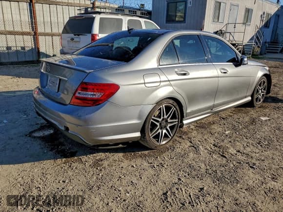 ✅ 2013 Mercedes-Benz C 250 Luxury • VIN: WDDGF4HBXDR299935 • Лот: 96588895. Опубликован ранее на Copart с пробегом 143 235 миль. Бесплатный доступ к архиву аукционных продаж из США и подробный отчёт об истории автомобиля на DreamBid. Изображение 3.