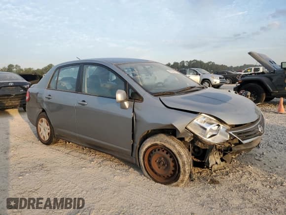 ✅ 2010 Nissan Versa S • VIN: 3N1BC1APXAL429669 • Lot: 82338425. Wystawiony na Copart z przebiegiem 124 865 mil. Bezpłatny archiwum sprzedaży aukcyjnych z USA i szczegółowy raport historii pojazdu na DreamBid. Zdjęcie 4.