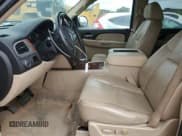 ✅ 2008 Chevrolet Suburban LTZ • VIN: 3GNFC16058G207836 • Lot: 71247964. Wystawiony na Copart z przebiegiem 293 553 mil. Bezpłatny archiwum sprzedaży aukcyjnych z USA i szczegółowy raport historii pojazdu na DreamBid. Zdjęcie 7.