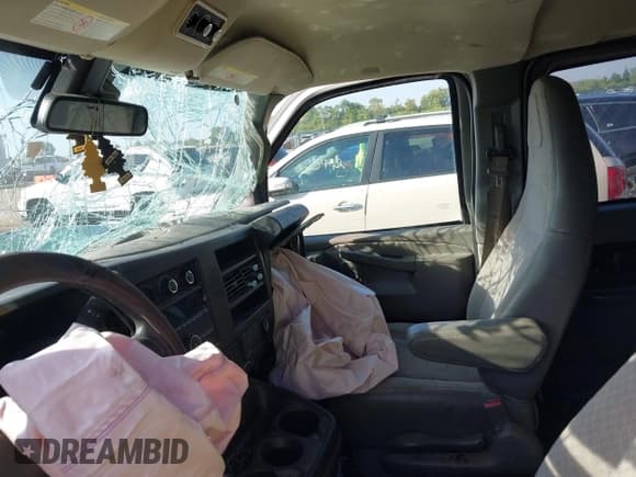 ✅ 2019 Chevrolet Express Passenger LT • VIN: 1GAZGPFG0K1169389 • Lot: 43116990. Wystawiony na IAAI z przebiegiem Nie podano. Bezpłatny archiwum sprzedaży aukcyjnych z USA i szczegółowy raport historii pojazdu na DreamBid. Zdjęcie 5.