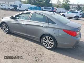 2013 Hyundai Sonata SE с VIN 5NPEC4AC9DH523586, выставлен на аукционе IAAI как лот 43340980 с пробегом 155 014 миль миль и . История ставок и продаж доступна на DreamBid. Изображение 3.