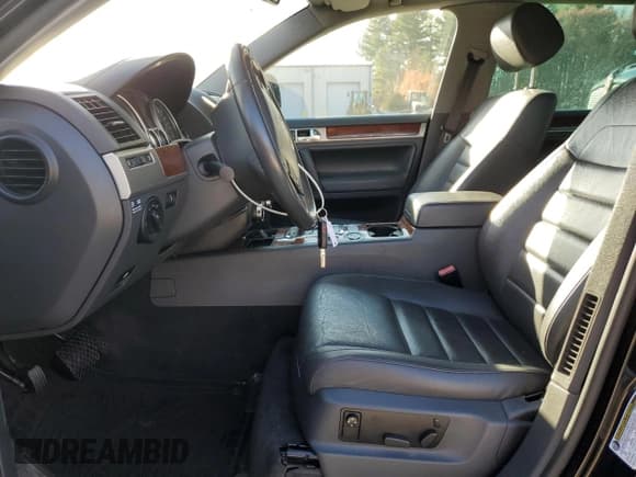 ✅ 2010 Volkswagen Touareg V6 • VIN: WVGFK7A91AD003733 • Lot: 93242775. Wystawiony na Copart z przebiegiem 192 826 mil. Bezpłatny archiwum sprzedaży aukcyjnych z USA i szczegółowy raport historii pojazdu na DreamBid. Zdjęcie 7.