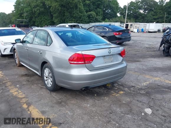 ✅ 2013 Volkswagen Passat S • VIN: 1VWAP7A36DC066412 • Lot: 42970388. Wystawiony na IAAI z przebiegiem 181 885 mil. Bezpłatny archiwum sprzedaży aukcyjnych z USA i szczegółowy raport historii pojazdu na DreamBid. Zdjęcie 3.