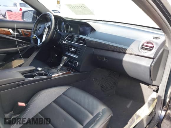 ✅ 2015 Mercedes-Benz C 250 • VIN: WDDGJ4HB6FG350022 • Lot: 42552333. Wystawiony na IAAI z przebiegiem 135 827 mil. Bezpłatny archiwum sprzedaży aukcyjnych z USA i szczegółowy raport historii pojazdu na DreamBid. Zdjęcie 5.