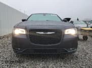 ✅ 2016 Chrysler 300 S • VIN: 2C3CCAGG8GH230599 • Lot: 90770305. Wystawiony na Copart z przebiegiem 139 045 mil. Bezpłatny archiwum sprzedaży aukcyjnych z USA i szczegółowy raport historii pojazdu na DreamBid. Zdjęcie 5.