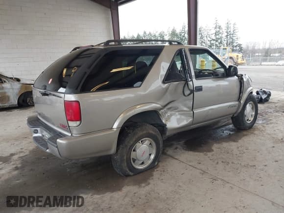 ✅ 2001 GMC Jimmy SLS • VIN: 1GKCS18W81K183440 • Лот: 41611974. Опубликован ранее на IAAI с пробегом Не указан. Бесплатный доступ к архиву аукционных продаж из США и подробный отчёт об истории автомобиля на DreamBid. Изображение 4.