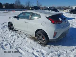 2019 Hyundai Veloster Premium z VIN KMHTG6AFXKU018415, wystawiony jako IAAI lot #41575175 z przebiegiem 71 978 mil mil oraz . Historia ofert i sprzedaży dostępna na DreamBid. Obrazek 3.