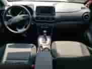 2018 Hyundai Kona SEL с VIN KM8K22AA5JU181768, выставлен на аукционе Copart как лот 53458653 с пробегом 21 526 миль миль и . История ставок и продаж доступна на DreamBid. Изображение 8.