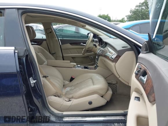 ✅ 2014 Mercedes-Benz CLS 550 • VIN: WDDLJ9BB2EA089655 • Lot: 42976726. Wystawiony na IAAI z przebiegiem 84 908 mil. Bezpłatny archiwum sprzedaży aukcyjnych z USA i szczegółowy raport historii pojazdu na DreamBid. Zdjęcie 5.