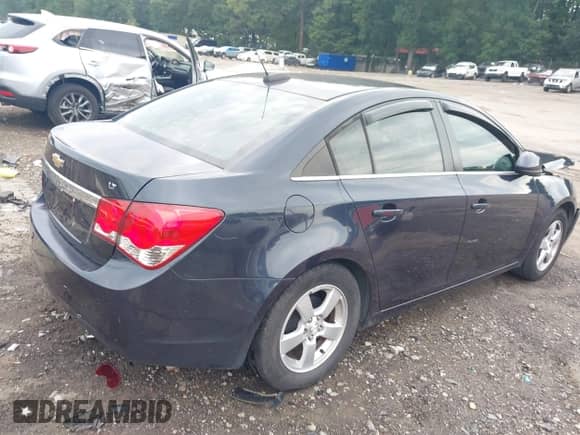 2015 Chevrolet Cruze LT z VIN 1G1PC5SB7F7269798, wystawiony jako IAAI lot #42601286 z przebiegiem Nie podano mil oraz . Historia ofert i sprzedaży dostępna na DreamBid. Obrazek 4.