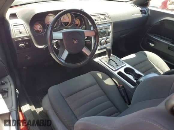 2010 Dodge Challenger SE z VIN 2B3CJ4DV3AH279613, wystawiony jako Copart lot #59335754 z przebiegiem 100 560 mil mil oraz Szkoda całkowita • Salvage title. Historia ofert i sprzedaży dostępna na DreamBid. Obrazek 8.