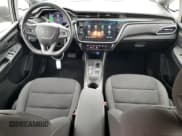 ✅ 2023 Chevrolet Bolt EV 1LT • VIN: 1G1FW6S05P4206841 • Lot: 43415535. Wystawiony na Copart z przebiegiem 10 471 mil. Bezpłatny archiwum sprzedaży aukcyjnych z USA i szczegółowy raport historii pojazdu na DreamBid. Zdjęcie 8.