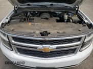 ✅ 2020 Chevrolet Suburban LS • VIN: 1GNSCGEC0LR225957 • Lot: 64193324. Wystawiony na Copart z przebiegiem 82 347 mil. Bezpłatny archiwum sprzedaży aukcyjnych z USA i szczegółowy raport historii pojazdu na DreamBid. Zdjęcie 12.