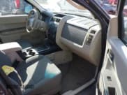 ✅ 2009 Ford Escape XLS • VIN: 1FMCU027X9KD07605 • Lot: 41849188. Wystawiony na IAAI z przebiegiem 166 363 mil. Bezpłatny archiwum sprzedaży aukcyjnych z USA i szczegółowy raport historii pojazdu na DreamBid. Zdjęcie 5.