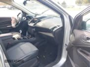 ✅ 2019 Ford Escape SE • VIN: 1FMCU9GD6KUA08948 • Lot: 43372363. Wystawiony na IAAI z przebiegiem 98 253 mil. Bezpłatny archiwum sprzedaży aukcyjnych z USA i szczegółowy raport historii pojazdu na DreamBid. Zdjęcie 5.