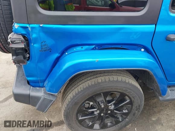 ✅ 2023 Jeep Wrangler Sahara • VIN: 1C4JJXP63PW579805 • Lot: 43401399. Wystawiony na IAAI z przebiegiem 41 989 mil. Bezpłatny archiwum sprzedaży aukcyjnych z USA i szczegółowy raport historii pojazdu na DreamBid. Zdjęcie 16.