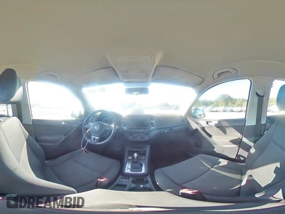 ✅ 2017 Volkswagen Tiguan S • VIN: WVGBV7AX8HK054544 • Lot: 85679905. Wystawiony na Copart z przebiegiem 130 027 mil. Bezpłatny archiwum sprzedaży aukcyjnych z USA i szczegółowy raport historii pojazdu na DreamBid. Zdjęcie 14.