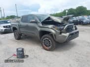 ✅ 2025 Toyota Tacoma SR • VIN: 3TMLB5JN8SM108333 • Лот: 42528079. Опубликован ранее на IAAI с пробегом 3 596 миль. Бесплатный доступ к архиву аукционных продаж из США и подробный отчёт об истории автомобиля на DreamBid. Изображение 1.