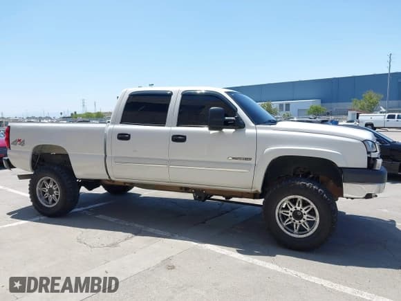 ✅ 2005 Chevrolet Silverado 2500HD LS • VIN: 1GCHK23U35F803784 • Lot: 42185294. Wystawiony na IAAI z przebiegiem 205 539 mil. Bezpłatny archiwum sprzedaży aukcyjnych z USA i szczegółowy raport historii pojazdu na DreamBid. Zdjęcie 13.