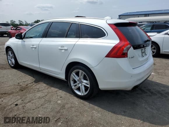 ✅ 2015 Volvo V60 T5 Platinum • VIN: YV1612SD5F1202932 • Лот: 56551523. Опубликован ранее на Copart с пробегом 83 417 миль. Бесплатный доступ к архиву аукционных продаж из США и подробный отчёт об истории автомобиля на DreamBid. Изображение 2.