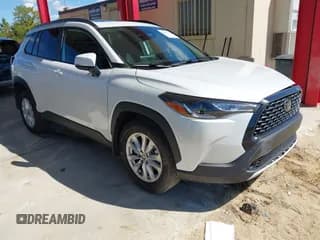 ✅ 2023 Toyota Corolla Cross LE • VIN: 7MUBAABG6PV063218 • Lot: 43451912. Wystawiony na IAAI z przebiegiem 24 923 mil. Bezpłatny archiwum sprzedaży aukcyjnych z USA i szczegółowy raport historii pojazdu na DreamBid. Zdjęcie 1.