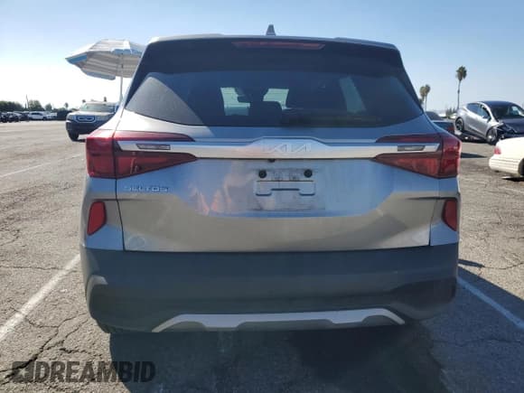 ✅ 2022 Kia Seltos LX • VIN: KNDEPCAA9N7249714 • Lot: 84434685. Wystawiony na Copart z przebiegiem 76 642 mil. Bezpłatny archiwum sprzedaży aukcyjnych z USA i szczegółowy raport historii pojazdu na DreamBid. Zdjęcie 6.