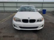 ✅ 2013 BMW 1 Series 128i • VIN: WBAUP9C5XDVS94599 • Lot: 81758165. Wystawiony na Copart z przebiegiem 143 970 mil. Bezpłatny archiwum sprzedaży aukcyjnych z USA i szczegółowy raport historii pojazdu na DreamBid. Zdjęcie 5.