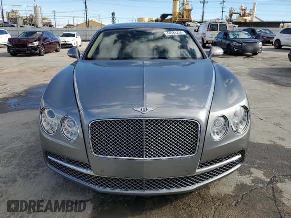 ✅ 2014 Bentley Flying Spur • VIN: SCBEC9ZA0EC089705 • Lot: 44034234. Wystawiony na Copart z przebiegiem 54 751 mil. Bezpłatny archiwum sprzedaży aukcyjnych z USA i szczegółowy raport historii pojazdu na DreamBid. Zdjęcie 5.
