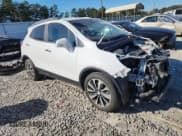 ✅ 2019 Buick Encore Essence • VIN: KL4CJCSMXKB767559 • Lot: 90704295. Wystawiony na Copart z przebiegiem 123 256 mil. Bezpłatny archiwum sprzedaży aukcyjnych z USA i szczegółowy raport historii pojazdu na DreamBid. Zdjęcie 4.