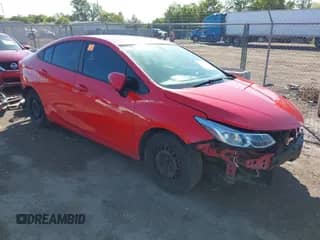 2019 Chevrolet Cruze z VIN 1G1BJ5SM4K7102066, wystawiony jako IAAI lot #42308902 z przebiegiem 76 024 mil mil oraz . Historia ofert i sprzedaży dostępna na DreamBid. Obrazek 1.