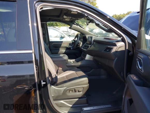 ✅ 2023 Chevrolet Suburban LT • VIN: 1GNSKCKD4PR442054 • Lot: 43124100. Wystawiony na IAAI z przebiegiem 23 096 mil. Bezpłatny archiwum sprzedaży aukcyjnych z USA i szczegółowy raport historii pojazdu na DreamBid. Zdjęcie 5.