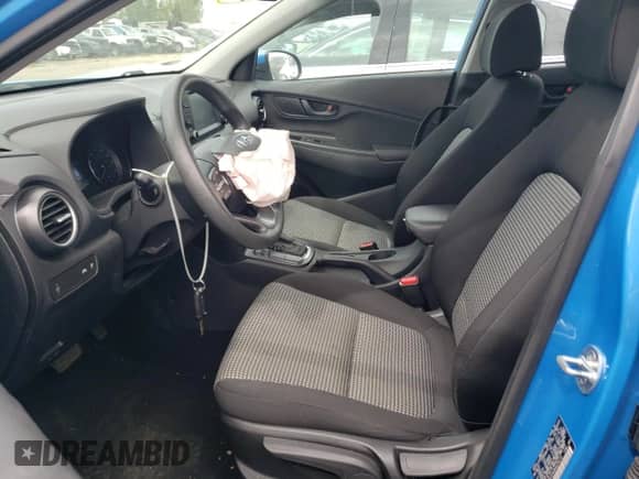 ✅ 2019 Hyundai Kona SE • VIN: KM8K1CAA9KU279115 • Lot: 65712513. Wystawiony na Copart z przebiegiem 62 327 mil mil. Skorzystaj z bezpłatnego archiwum sprzedaży aukcyjnych z USA i zobacz szczegółowy raport historii pojazdu na DreamBid. Zdjęcie 7.