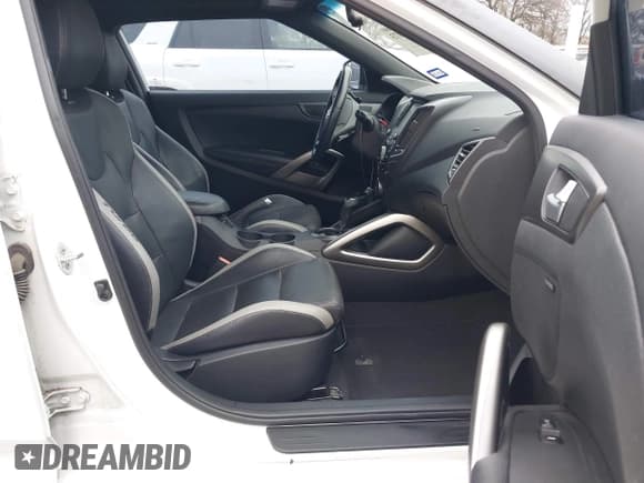 ✅ 2016 Hyundai Veloster Turbo • VIN: KMHTC6AE4GU294163 • Lot: 41493073. Wystawiony na IAAI z przebiegiem 48 701 mil. Bezpłatny archiwum sprzedaży aukcyjnych z USA i szczegółowy raport historii pojazdu na DreamBid. Zdjęcie 5.