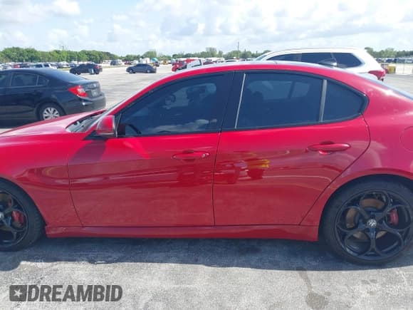 ✅ 2017 Alfa Romeo Giulia Ti • VIN: ZARFAECN5H7531991 • Lot: 42512139. Wystawiony na IAAI z przebiegiem 117 776 mil. Bezpłatny archiwum sprzedaży aukcyjnych z USA i szczegółowy raport historii pojazdu na DreamBid. Zdjęcie 14.