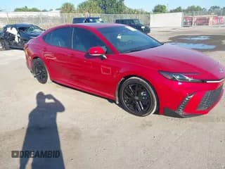 ✅ 2025 Toyota Camry SE • VIN: 4T1DAACK0SU141062 • Лот: 43608686. Опубликован ранее на IAAI с пробегом 7 484 миль. Бесплатный доступ к архиву аукционных продаж из США и подробный отчёт об истории автомобиля на DreamBid. Изображение 1.