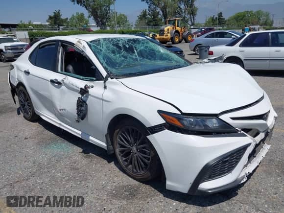 2022 Toyota Camry SE z VIN 4T1T11AK9NU047717, wystawiony jako IAAI lot #42316618 z przebiegiem 86 410 mil mil oraz . Historia ofert i sprzedaży dostępna na DreamBid. Obrazek 1.