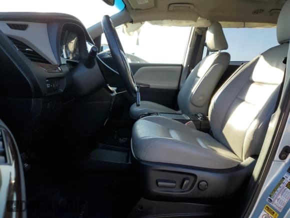 ✅ 2017 Toyota Sienna XLE Premium • VIN: 5TDYZ3DC3HS824386 • Лот: 86194905. Опубликован ранее на Copart с пробегом 65 897 миль. Бесплатный доступ к архиву аукционных продаж из США и подробный отчёт об истории автомобиля на DreamBid. Изображение 7.