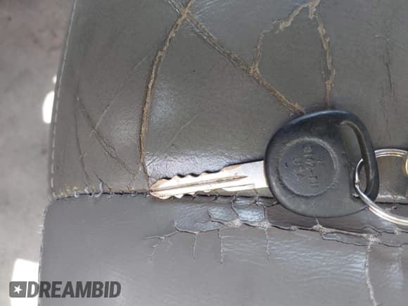 ✅ 2005 Chevrolet Suburban LS • VIN: 3GNEC16ZX5G140284 • Lot: 42431121. Listed on IAAI with 320,910 mi. Free auction sales archive from the USA and detailed vehicle history report at DreamBid. Image 11.