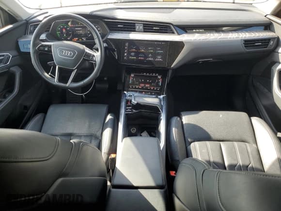 ✅ 2022 Audi e-tron Sportback Prestige • VIN: WA13AAGE5NB036340 • Lot: 70530674. Wystawiony na Copart z przebiegiem 63 700 mil. Bezpłatny archiwum sprzedaży aukcyjnych z USA i szczegółowy raport historii pojazdu na DreamBid. Zdjęcie 8.