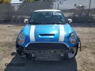 2010 MINI Hardtop S with VIN WMWMF7C58ATX42725, listed as a Copart auction lot 59818915 with 86,452 mi miles and Salvage title. Bid and sale history available at DreamBid. Image 5.