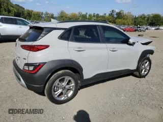 ✅ 2023 Hyundai Kona SEL • VIN: KM8K6CAB5PU011857 • Лот: 72551204. Опубликован ранее на Copart с пробегом 15 873 миль. Бесплатный доступ к архиву аукционных продаж из США и подробный отчёт об истории автомобиля на DreamBid. Изображение 3.