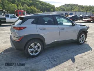 ✅ 2023 Hyundai Kona SEL • VIN: KM8K6CAB6PU934185 • Лот: 70499574. Опубликован ранее на Copart с пробегом 40 966 миль. Бесплатный доступ к архиву аукционных продаж из США и подробный отчёт об истории автомобиля на DreamBid. Изображение 3.