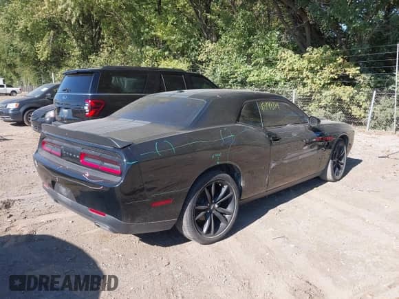 ✅ 2017 Dodge Challenger SXT Plus • VIN: 2C3CDZAG7HH554956 • Lot: 43399319. Wystawiony na IAAI z przebiegiem 150 288 mil mil. Skorzystaj z bezpłatnego archiwum sprzedaży aukcyjnych z USA i zobacz szczegółowy raport historii pojazdu na DreamBid. Zdjęcie 4.