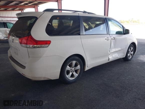 ✅ 2011 Toyota Sienna LE AAS • VIN: 5TDKK3DCXBS067004 • Лот: 43246241. Опубликован ранее на IAAI с пробегом 235 718 миль. Бесплатный доступ к архиву аукционных продаж из США и подробный отчёт об истории автомобиля на DreamBid. Изображение 4.