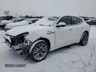 ✅ 2023 Maserati Grecale Modena • VIN: ZN682AVM5P7429004 • Лот: 88840415. Опубликован ранее на Copart с пробегом 10 553 миль. Бесплатный доступ к архиву аукционных продаж из США и подробный отчёт об истории автомобиля на DreamBid. Изображение 1.