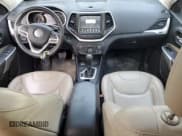 ✅ 2017 Jeep Cherokee High Altitude • VIN: 1C4PJMDS6HW608810 • Lot: 54667375. Wystawiony na Copart z przebiegiem 92 672 mil. Bezpłatny archiwum sprzedaży aukcyjnych z USA i szczegółowy raport historii pojazdu na DreamBid. Zdjęcie 8.