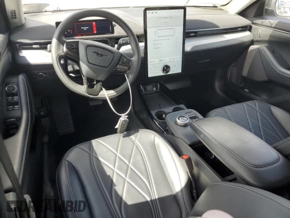 ✅ 2023 Ford Mustang Mach-E Select • VIN: 3FMTK1SS9PMA17684 • Lot: 70288605. Wystawiony na Copart z przebiegiem 21 212 mil. Bezpłatny archiwum sprzedaży aukcyjnych z USA i szczegółowy raport historii pojazdu na DreamBid. Zdjęcie 8.